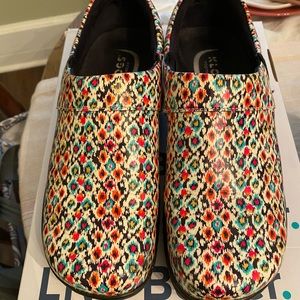 Women’s klog nursing shoes